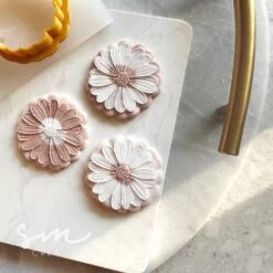 Sarah Maddison Small Daisy Stamp And Cutter -Wilton Shop sarah maddison small daisy stamp and cutter p18622 66435 image